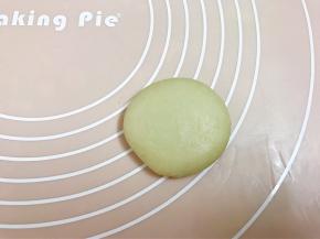 收口捏紧后压成饼状