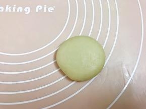 收口捏紧后压成饼状