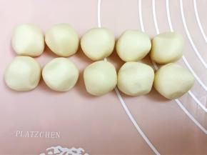 醒发好的油酥分为10份