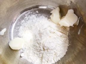 先把油酥材料放入盆里