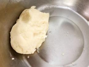 揉捏成团后装入保鲜袋里密封放入冰箱醒发半个小时