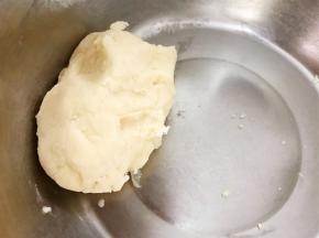 揉捏成团后装入保鲜袋里密封放入冰箱醒发半个小时