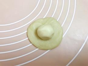 取一份油皮压扁包入一份油酥