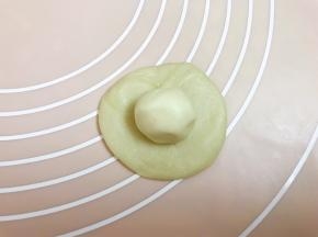 取一份油皮压扁包入一份油酥