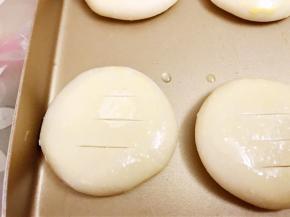 用刀片划几道口