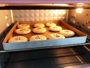 放入预热好的烤箱中层170度烤25分钟左右