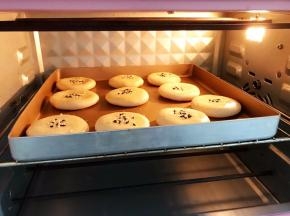 放入预热好的烤箱中层170度烤25分钟左右
