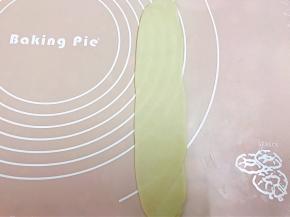 从中间往上再从中间往下擀长，再从上往下卷起来