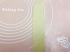 从中间往上再从中间往下擀长，再从上往下卷起来