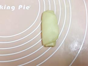 取一份擀好的面团竖着压扁