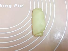 取一份擀好的面团竖着压扁