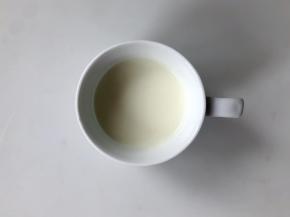 把奶粉放入温水中调匀，可以直接用纯牛奶