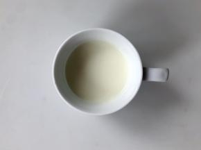 把奶粉放入温水中调匀，可以直接用纯牛奶