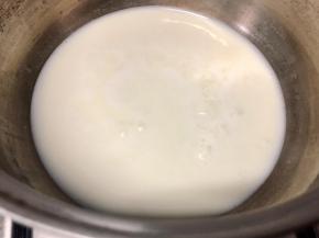 调好的牛奶加糖煮沸