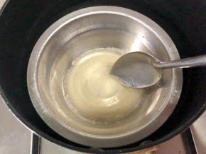 在小碗里加入吉利丁粉，放入凉水调匀，然后隔水加热至吉利丁融化成浓稠的液体