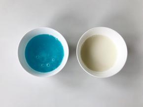 一半的吉利丁液倒入Rio鸡尾酒中调匀，另一半吉利丁液加入牛奶中调匀。然后一起放入冰箱冷藏3小时以上至凝固