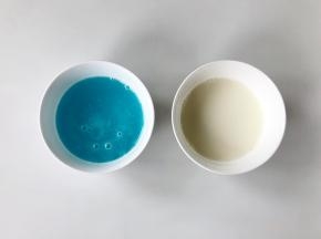 一半的吉利丁液倒入Rio鸡尾酒中调匀，另一半吉利丁液加入牛奶中调匀。然后一起放入冰箱冷藏3小时以上至凝固