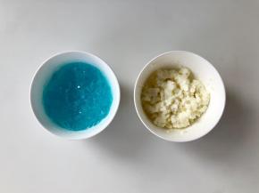 凝固后的鸡尾酒冻和奶冻从冰箱取出，用勺子搅碎。