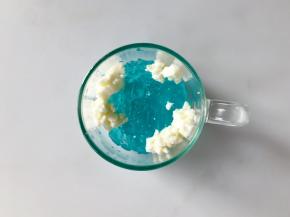 把搅碎的鸡尾酒冻和牛奶冻交替的放入玻璃杯中至满杯