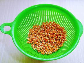 首先将玉米粒冲洗干净，再淋干水分。