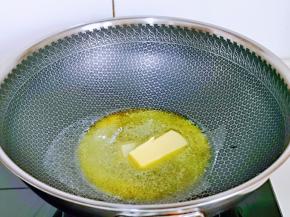 热锅加入黄油，小火至黄油融化。
