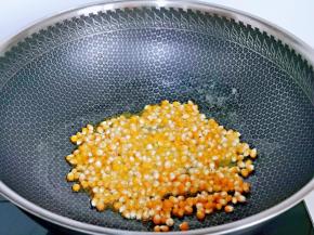 待黄油融化后倒入淋干水分的玉米粒。