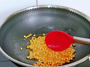 小火翻炒，使每粒玉米粒均匀裹上黄油。