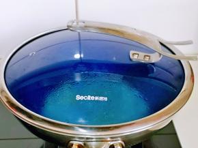 盖上锅盖，切记一定要将锅盖盖起来，不然爆米花会金花四溅哒！