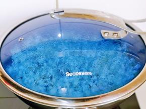 时不时的摇动一下锅，待锅中噼里啪啦的声音减弱将盖子打开。