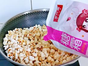 均匀撒上糖霜，切计已撒的手势操作，不要将糖霜全部倒在一个地方呦～再次盖上锅盖，待锅中完全没有噼里啪啦声音时，即可关火。