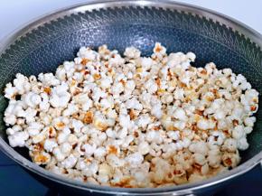 如果喜欢吃焦糖味儿的，可以适当多翻炒一会，看到上色了再关火，哇～爆米花香味扑鼻而来。