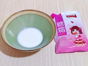 首先将牛奶与糖霜放入大口器具中，用手动打蛋器打至均匀。