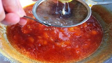 用网筛过滤，挤入柠檬汁。