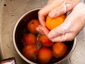 流水冲洗干净杏子。