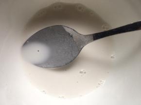 用勺子搅拌均匀备用；