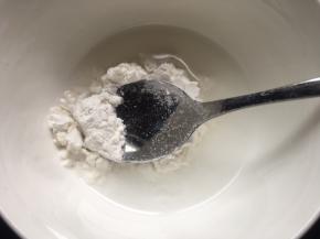 煮红豆期间，将糯米粉和清水倒入碗中；