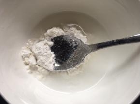 煮红豆期间，将糯米粉和清水倒入碗中；