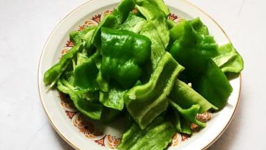 尖椒洗净，去蒂去籽，掰成小块。