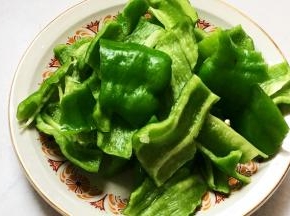 尖椒洗净，去蒂去籽，掰成小块。