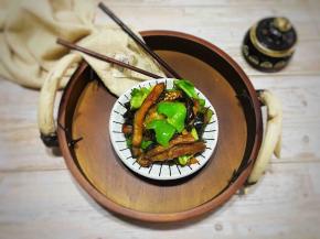 酱香浓郁的干煸手撕茄条就做好了，做这道菜时，记得要多准备两碗米饭哦！