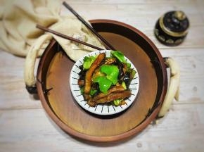 酱香浓郁的干煸手撕茄条就做好了，做这道菜时，记得要多准备两碗米饭哦！