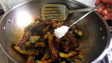 加白糖、花雕酒翻炒均匀。