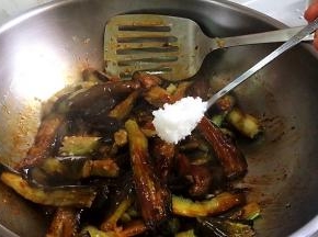加白糖、花雕酒翻炒均匀。