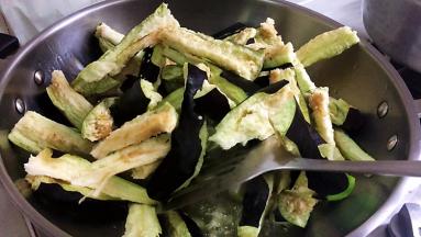 放入茄条中小火慢慢翻炒。