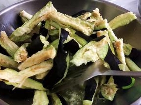 放入茄条中小火慢慢翻炒。