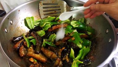 味精，翻炒至辣椒断生即可出锅。