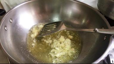 油热，放入蒜末，炒出香味。