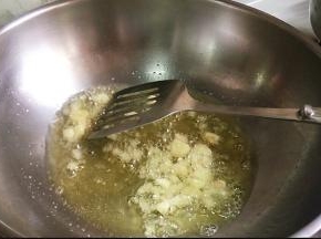 油热，放入蒜末，炒出香味。