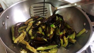 炒至茄条打蔫，加入老抽，翻炒均匀。