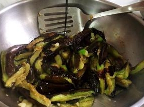 炒至茄条打蔫，加入老抽，翻炒均匀。